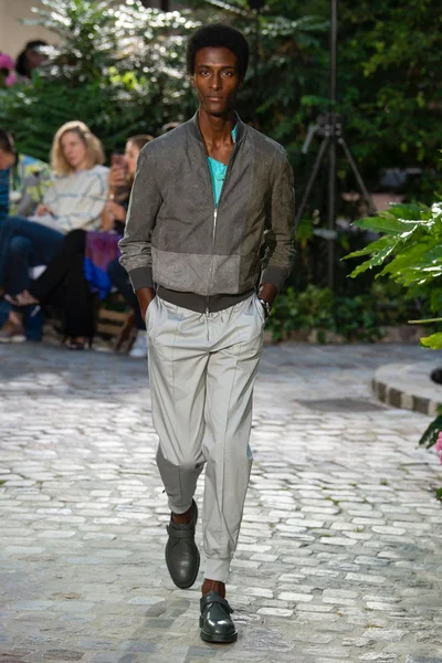 Look 15